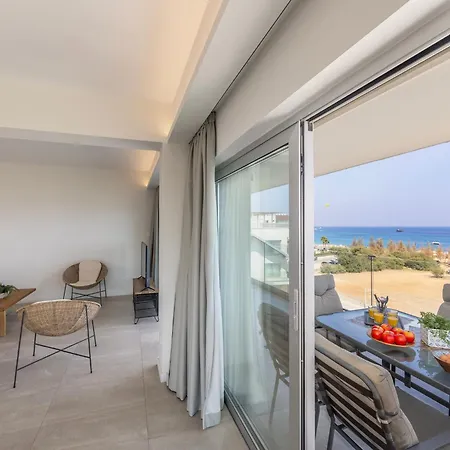 Emerald Bay Sea-front Penthouse Apartment *