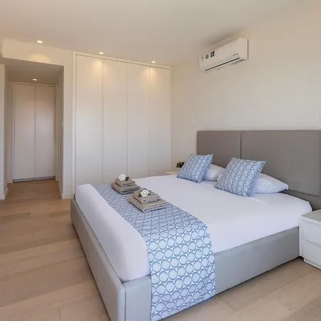 Emerald Bay Sea-front Penthouse Apartment *